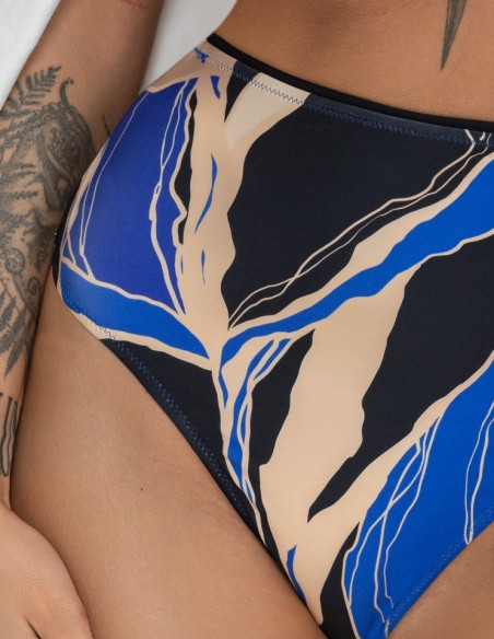 Brazilians swim with wysokim stanem Krisline Monaco